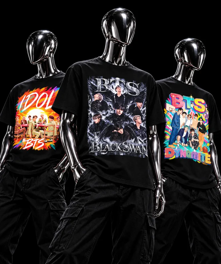 Três camisetas pretas com estampas do BTS em manequins cromados